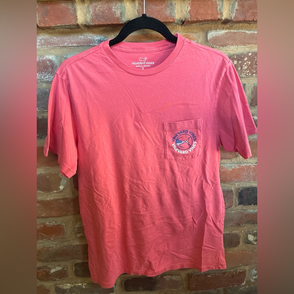 Vineyard Vines Men’s Pocket Tee in Coral